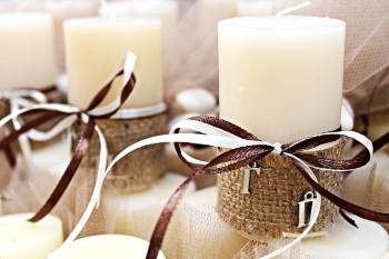 Μπομπονιέρα γάμου κερί αρωματικό 4.5*8 cm με λινάτσα & μονογράμματα