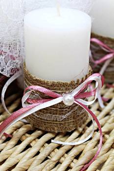 Μπομπονιέρα γάμου κερί λευκό 4.5*8 με λινάτσα - δαντέλα & πέρλα
