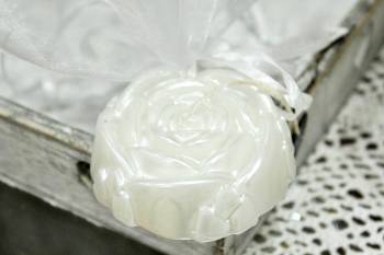 Κέρινη μπομπονιέρα καρδιά με λουλούδια λευκό περλέ   7*7*3 cm