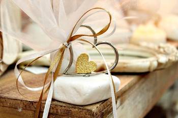 Μπομπονιέρα γάμου χρυσό διάφανο κουτάκι