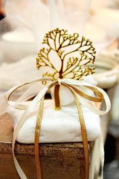 Μπομπονιέρα γάμου χρυσό δέντρο σε βότσαλο