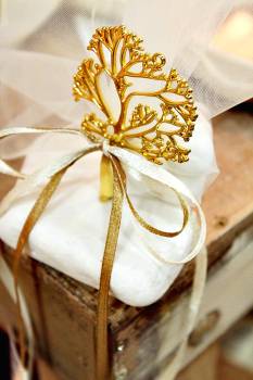 Μπομπονιέρα γάμου χρυσό δέντρο σε βότσαλο