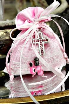 Μπομπονιέρα βάπτισης ροζ πουγκάκι με μπρελόκ σταυρό