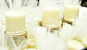 Μπομπονιέρα γάμου κερί λευκό 4.5*8 με λινάτσα - δαντέλα & πέρλα