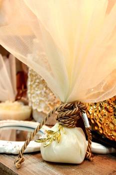 Μπομπονιέρα γάμου τούλι - κορδόνι - χρυσή ελιά