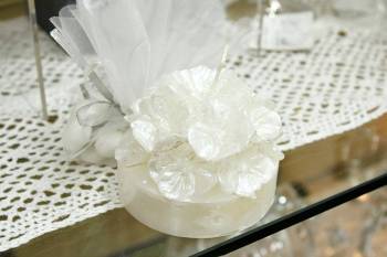 Μπομπονιέρα γάμου βάση λουλουδιών λευκό σατινέ 8x8x6cm
