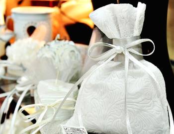 Μπομπονιέρα γάμου με λευκό τούλι και λευκές-ασημί σατέν κορδέλες