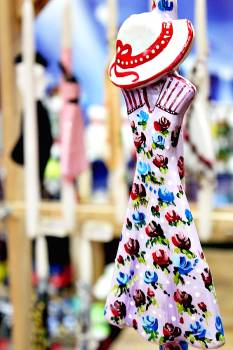Πασχαλινή Λαμπάδα 17Φ010 Ροζ φλοράλ φόρεμα με καπέλο σε λαμπάδα  Ύψος 33