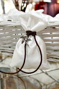 Μπομπονιέρα γάμου πουγκάκι γκρί λινό με βεραμάν καφέ κορδονάκι