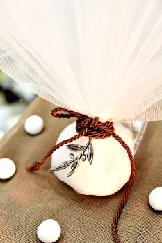 Μπομπονιέρα γάμου πουγκάκι γκρί λινό με βεραμάν καφέ κορδονάκι