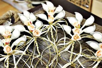 Βραχιολάκι bachelorette πέρλα λευκή με περλέ λευκό λουλουδάκι