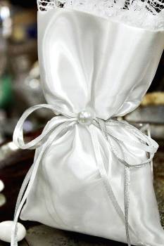 Μπομπονιέρα γάμου λευκό πουγκί με διπλή καρδιά