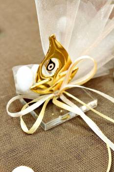 Μπομπονιέρα γάμου εκρού χρυσό κύβοι (375038)