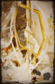 Μπομπονιέρα γάμου μακρόστενο πουγκί με χρυσά σχέδια