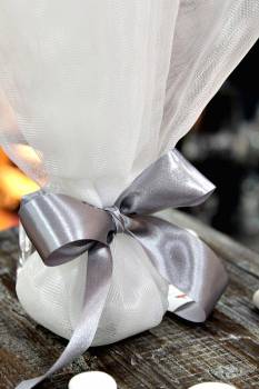 Μπομπονιέρα γάμου τούλι με ασημί σατέν φιόγκο