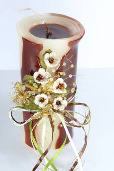 Χειροποίητο τυλιχτό αρωματικό κερί λευκό με λευκό στολισμό από λουλούδια 8x10cm