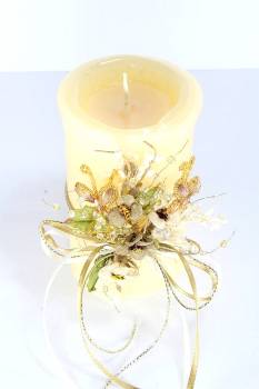 Χειροποίητο τυλιχτό αρωματικό κερί εκρού με στολισμό από λουλούδια και πεταλούδες 8x20cm