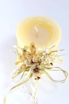 Χειροποίητο τυλιχτό αρωματικό κερί εκρού με στολισμό από λουλούδια και πεταλούδες 8x10cm