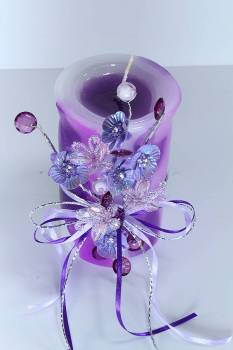 Χειροποίητο τυλιχτό αρωματικό κερί εκρού με στολισμό από λουλούδια και πεταλούδες 8x15cm