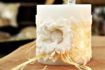 Αρωματικό κερί στολισμένο με δαντέλα σε αποχρώσεις σάπιο μήλο - λευκό 8x20cm