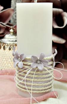 Αρωματικό κερί στολισμένο με κορδόνι και λιλά λουλούδια 8x20cm