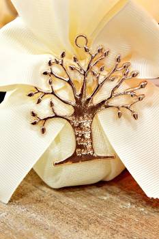 Μπομπονιέρα γάμου κέρινη πλάκα οβάλ με φύλλο ελιάς λευκό σατινέ 8x5x1.50cm