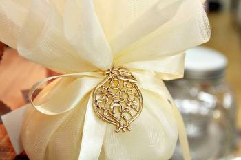 Μπομπονιέρα γάμου τούλι με κορδέλα γκρο και μικρό χρυσό ρόδι