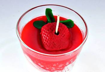Κέρινο γλυκό σε ποτήρι με 3 φράουλες και άρωμα 8.5*9cm